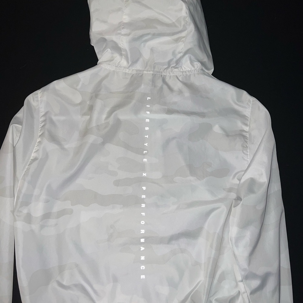 Live Fit cropped windbreaker - white camo